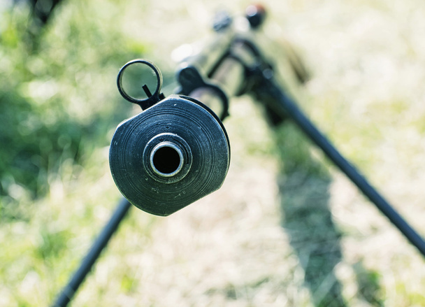 Nahaufnahme Foto von schwerem Scharfschützengewehr aus dem Zweiten Weltkrieg, Schießen - Foto, Bild