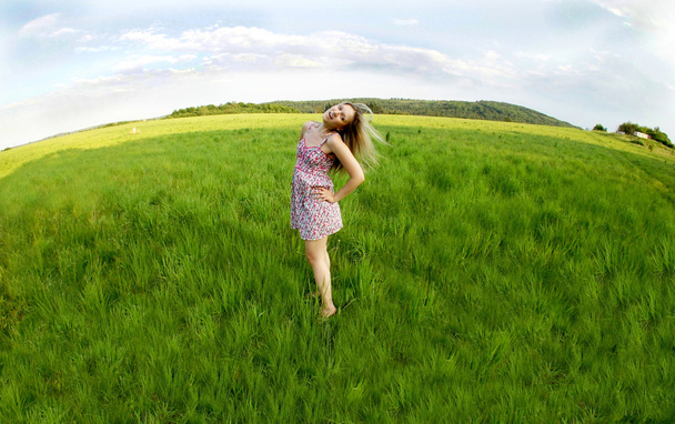Nuori nainen ja vihreät pellot
 - Valokuva, kuva
