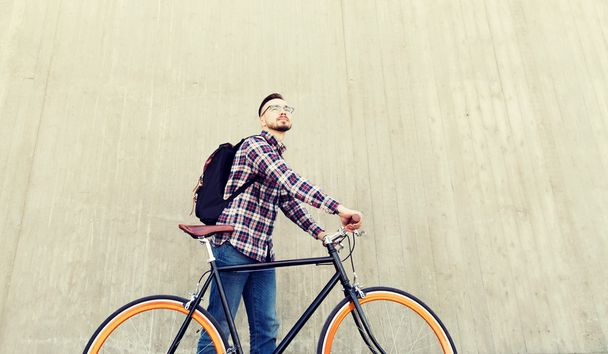 hipster man with fixed gear bike and backpack - Foto, Imagem