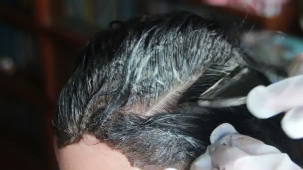 Chica para colorear el cabello en un salón de peluquería
 - Metraje, vídeo