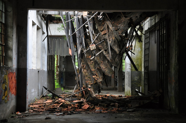 Roff colapsado dentro de la ruina de fábrica
 - Foto, imagen