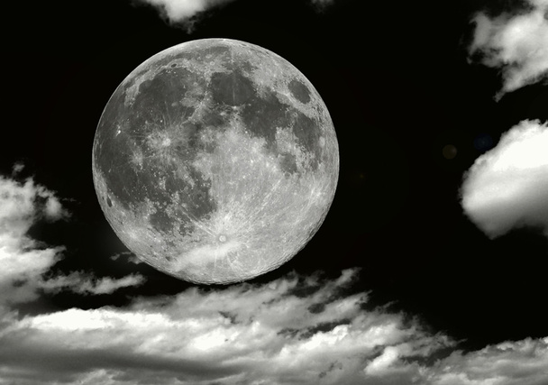 pełnia księżyca w chmurach - Zdjęcie, obraz