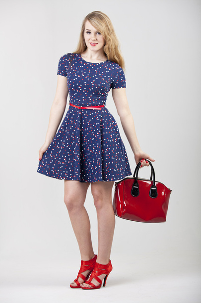 Nő a nyári ruha, táska - Fotó, kép
