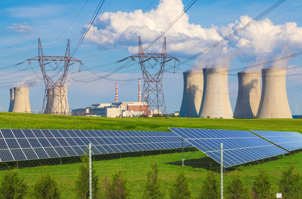 Central nuclear Dukovany con paneles solares en República Checa Europa
 - Foto, imagen