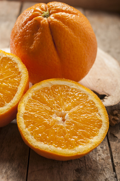 frische Orangen auf Schneidebrett halbiert - Foto, Bild