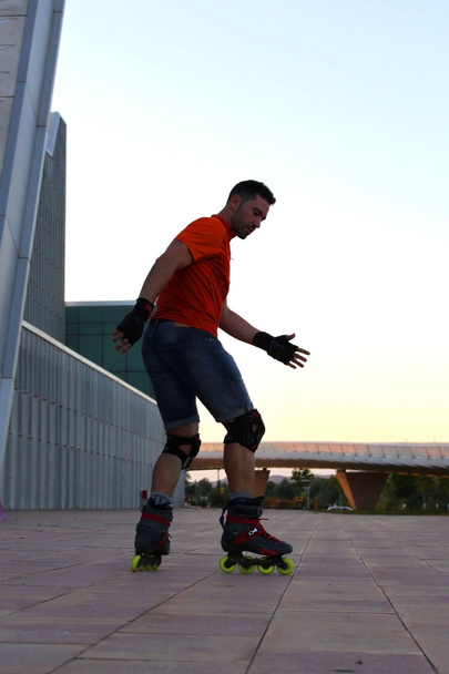 парень катается на коньках в линии и здание в Сарагосе, Испания
 - Фото, изображение