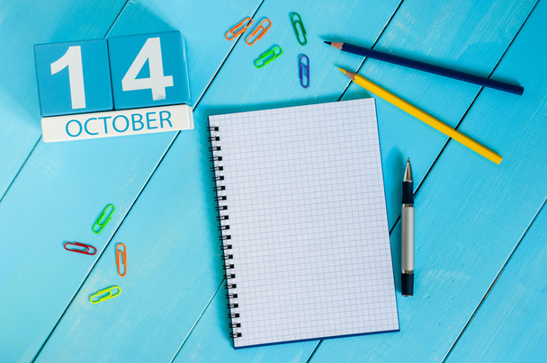14. října. Obraz 14. října, dřevěný barevný kalendář na modrém pozadí. Podzimní den. Prázdné místo pro text - Fotografie, Obrázek