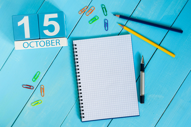 15. října. Obraz 15. října je dřevěný barevný kalendář na modrém pozadí. Podzimní den. Prázdné místo pro text - Fotografie, Obrázek