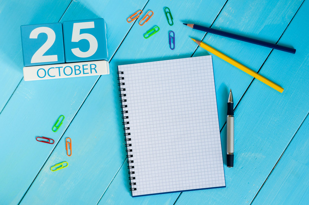 25 октября. Изображение 25 октября деревянный календарь цвета на синем фоне. Осенний день. Пустое место для текста
 - Фото, изображение