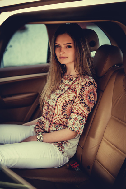 young woman in a car - Foto, afbeelding
