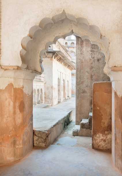 Grunge kaari antiikin palatsin rakennettu indo-islamilaiseen tyyliin
. - Valokuva, kuva