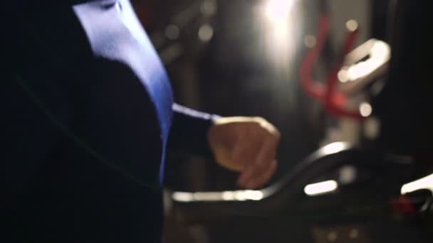 Detailní záběr sportovce cvičení s simulátor v tělocvičně 4k - Záběry, video