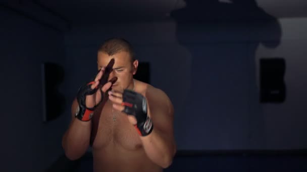Boxer trains on punching bag- mannikin in the gym 4k - Záběry, video