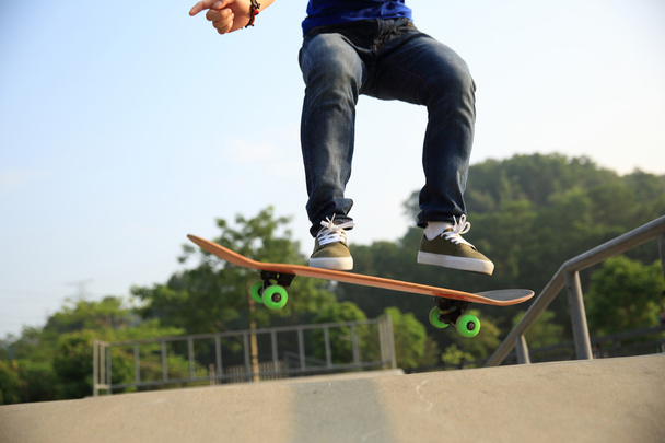 young woman skateboarder - Zdjęcie, obraz