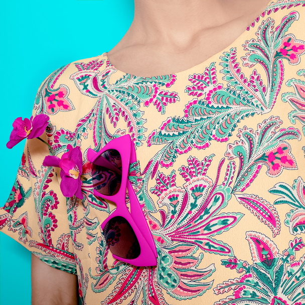Stylish accessory sunglasses and fashionable summer print. Brigh - Foto, afbeelding