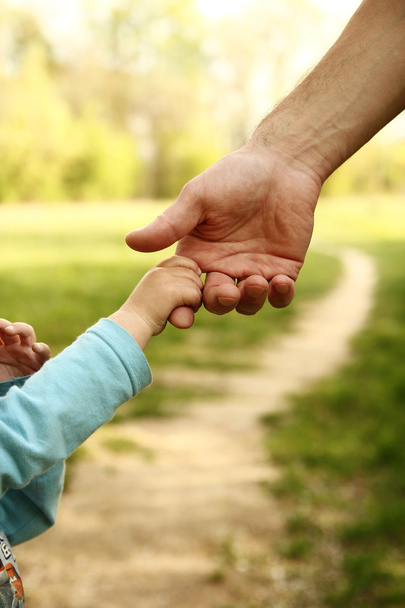 parent tenant la main de l'enfant
  - Photo, image