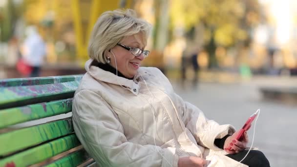 Mujer mayor con smartphone - Metraje, vídeo