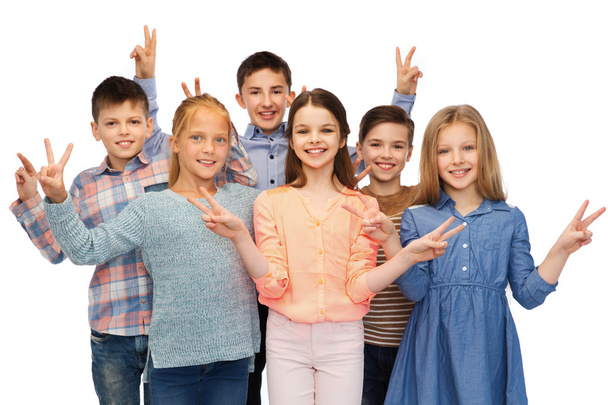 happy children showing peace hand sign - Zdjęcie, obraz
