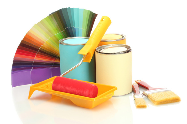 teneke kutular ile boya, rulo, fırça ve parlak beyaz üzerinde izole renk paleti - Fotoğraf, Görsel