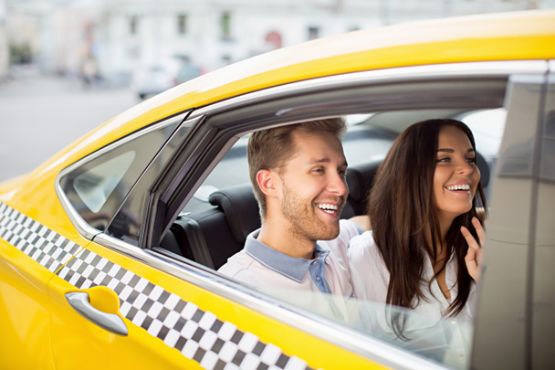Lächelnde Menschen im Taxi - Foto, Bild