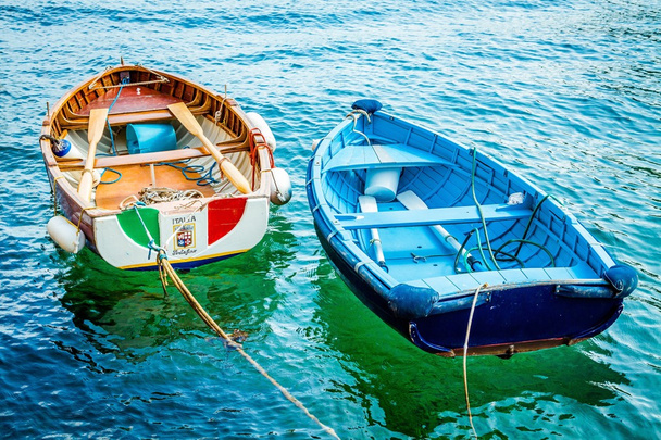 Deux vieux bateaux de pêche en bois dans l'eau turquoise
 - Photo, image