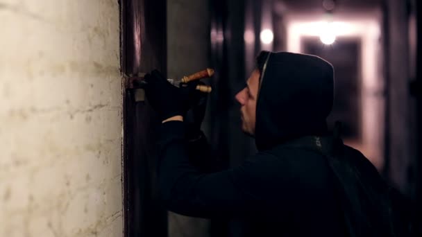 Thief hacking the lock - Záběry, video
