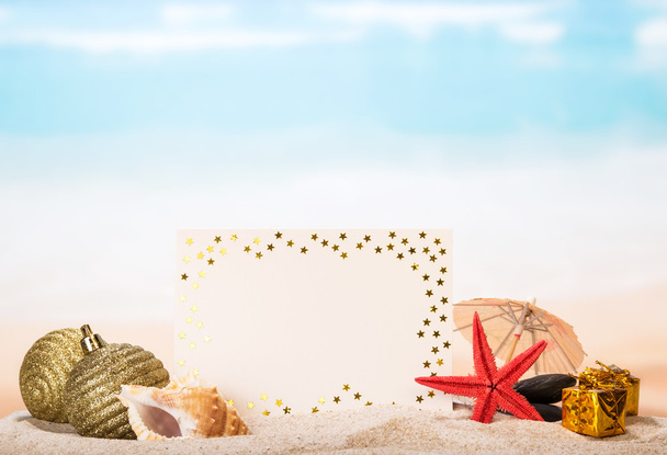 Blank greeting,  star, Christmas toys, gifts in sand against  sea. - Valokuva, kuva