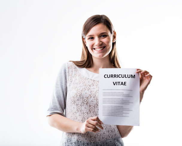 jonge vrouw toont haar curriculum vitae - Foto, afbeelding