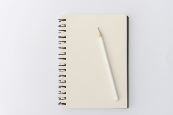 biały ołówek z puste notebooka na biały  - Zdjęcie, obraz