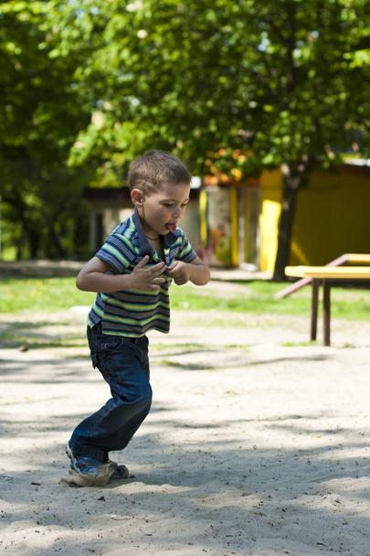 Enfant heureux jouant dans la rue
 - Photo, image
