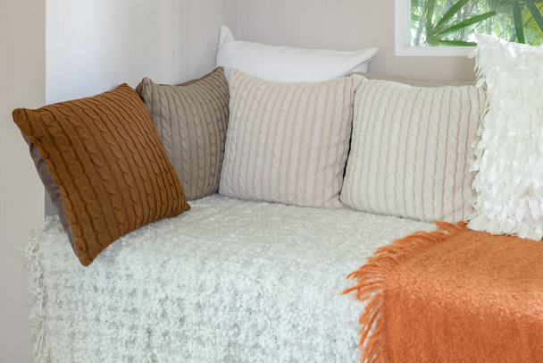 modern nappali fehér kanapé és párna szett - Fotó, kép