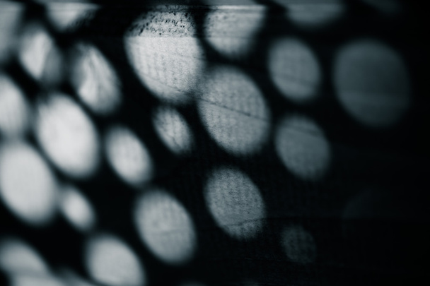 Αφηρημένη στρογγυλή σκιά στον ξύλινο τοίχο για φόντο. Επιλεκτική f - Φωτογραφία, εικόνα