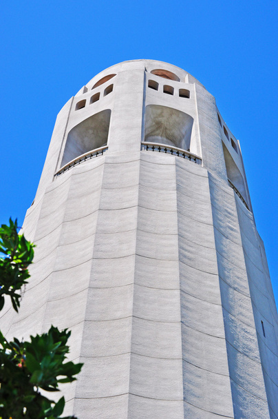 San Francisco, California, EE.UU.: vista de la Torre Coit, la torre art deco construida de hormigón armado sin pintar en 1933 dentro de Pioneer Park en la cima de Telegraph Hill gracias a la benefactora Lillie Hitchcock Coit
 - Foto, imagen