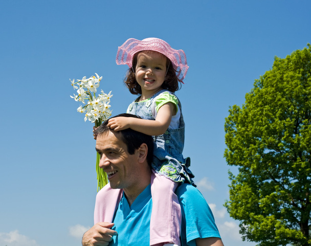 kleines Mädchen mit ihrem Vater - Foto, Bild