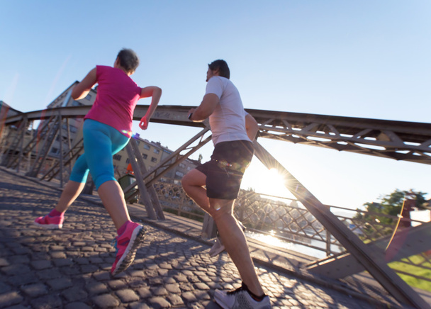 Paar joggt an sonnigem Tag - Foto, Bild
