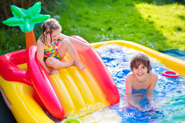 Enfants jouant dans la piscine gonflable
 - Photo, image