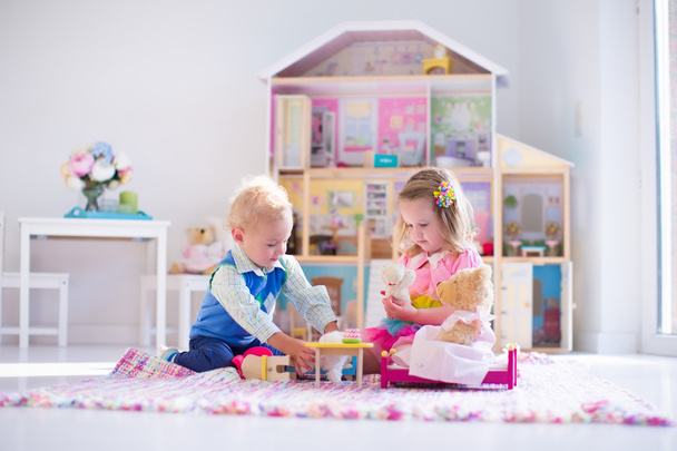 Kids playing with stuffed animals and doll house - Fotografie, Obrázek