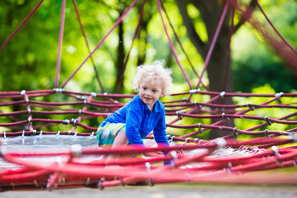 Okul bahçesinde oyun parkında eğlenceli olan çocuğun - Fotoğraf, Görsel