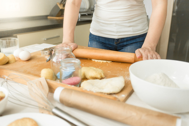 Closeup žena dělat těsto v kuchyni - Fotografie, Obrázek