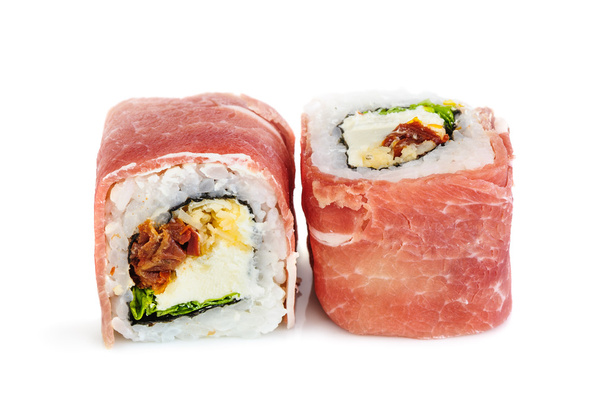 Uramaki maki sushi con procsiutto, due rotoli isolati su bianco
 - Foto, immagini