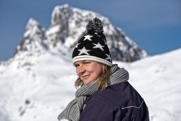 Portret kobiety ubrane zimowy spacer  - Zdjęcie, obraz
