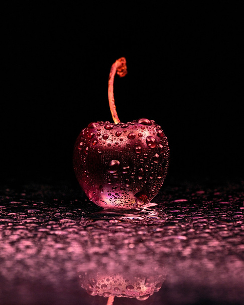 wet cherry in red light - Fotoğraf, Görsel