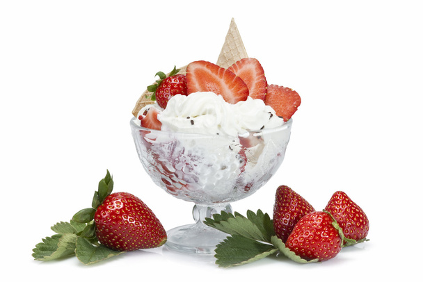 Мороженое с клубникой
 - Фото, изображение