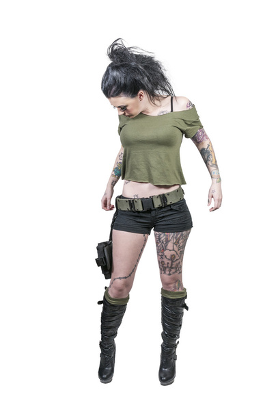Mulher tatuada com pistolas
 - Foto, Imagem