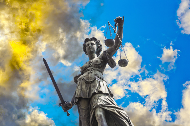 Lady Justicen patsas Romerin edessä Frankfurtissa
  - Valokuva, kuva