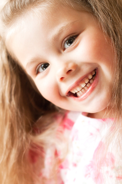 Closeup portret van een jong meisje - Foto, afbeelding