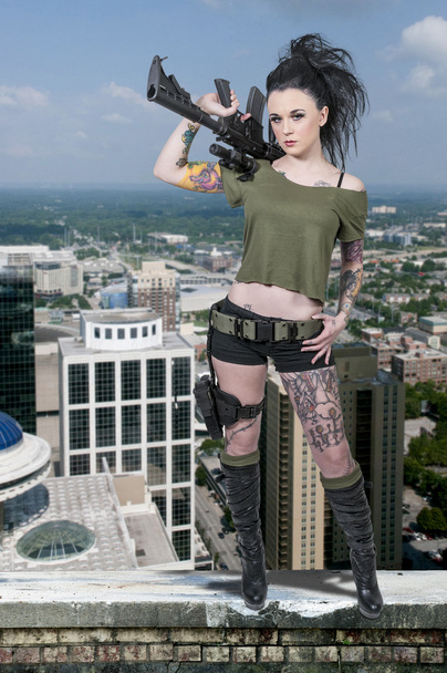 Mujer tatuada con rifle de asalto
 - Foto, Imagen