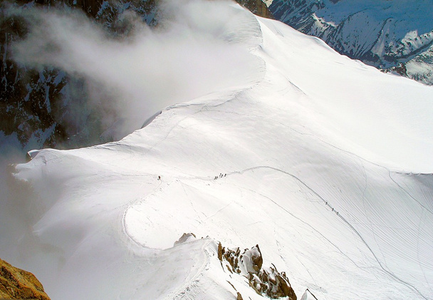 Kiipeilijät rinteillä Mont Blanc
. - Valokuva, kuva