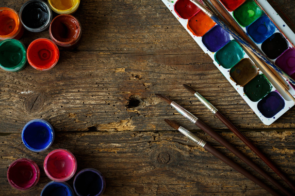 Ζωγραφική σύνολο: πινέλα, χρώματα, ακουαρέλα, ακρυλικό χρώμα σε ένα wo - Φωτογραφία, εικόνα