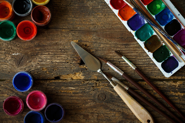 Küme resim: Fırçalar, boyalar, bir wo üzerine suluboya, akrilik boya - Fotoğraf, Görsel